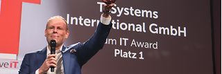 Christian Hort with the IT Award from AutomotiveIT.
