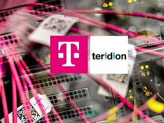 Firmenlogos von Telekom und Teridion vor Datenkabeln. 