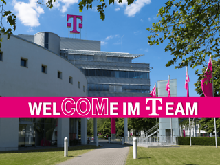 Gebäude Telekom-Zentrale mit Banner „WelCOMe im Team“