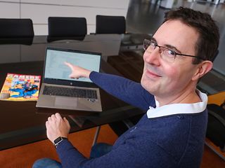 Mann, der auf einen Computerbildschirm zeigt