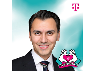 Porträt von Hossein Farshi und einem Herz-Visual mit dem T-Logo und Love Magenta 