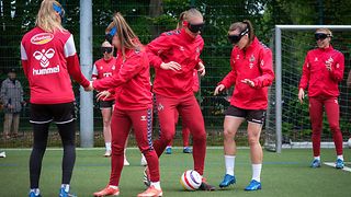 Die FC Frauen bei der Blindenfußball-Einheit. 
