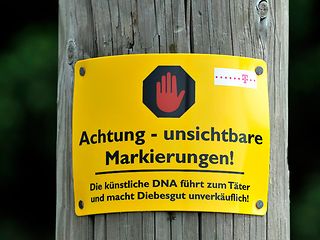 Warnschild: Achtung - unsichtbare Markierungen! Die künstliche DNA führt zum Täter und macht Diebesgut unverkäuflich.