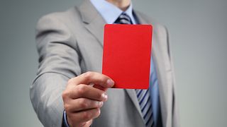 Symbolbild Mann zeigt rote Karte
