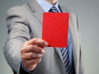 Symbolbild Mann zeigt rote Karte