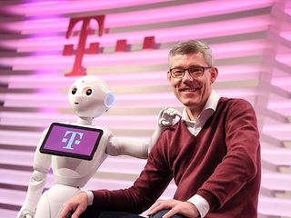 Telekom-Personalvorstand Christian P. Illek mit Roboter "Pepper".