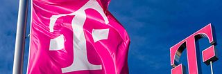 Flagge mit dem Telekom Logo ein T mit 2 Digits