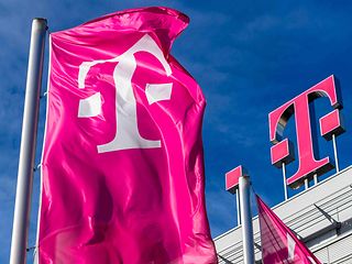 Flagge mit dem Telekom Logo ein T mit 2 Digits