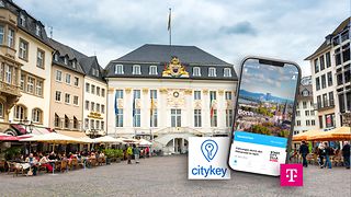 Bonner Rathaus + Screen Mobiltelefon mit Startscreen der App