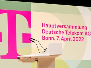 Blick auf die Bühne der Telekom Hauptversammlung 2022.