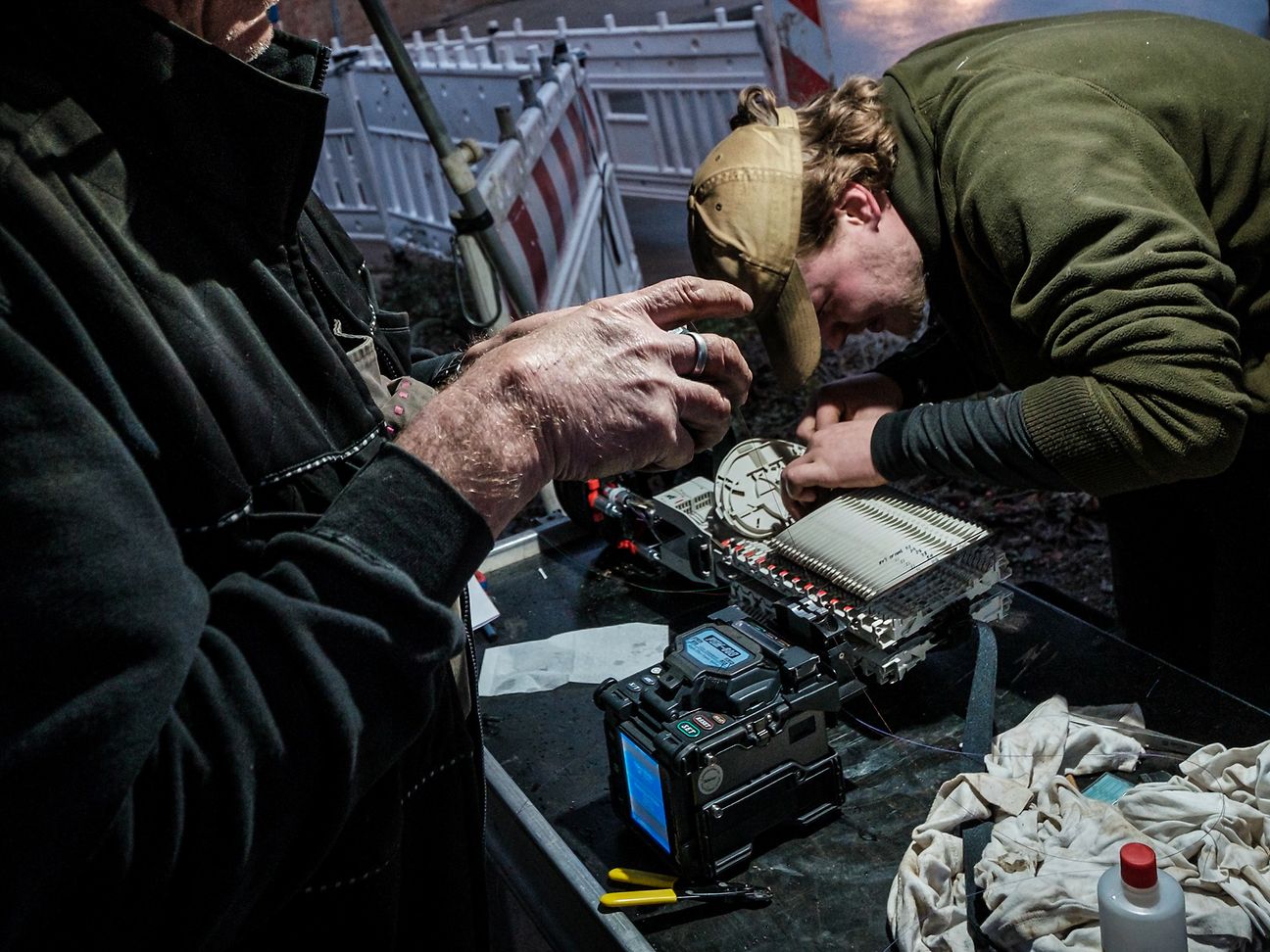 Glasfaser-Monteure arbeiten oft bei schlechten Lichtverhältnissen und unter schwierigen Bedingungen.