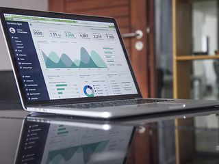 Digitales Dashboard zeigen Finanzkennzahlen im Überblick