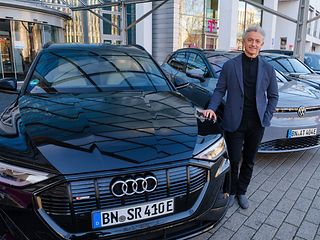 Adel Al-Saleh, member of the Deutsche Telekom Board of Management and CEO of T-Systems, in front of e-car fleet.