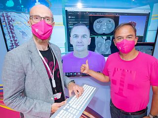 Adam Gründer und Andreas Droste vor einem Bildschirm mit dem Virtual Health Innovation Space.