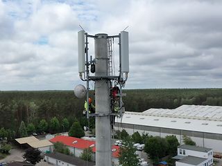 Mehr Bandbreite für 5G: 3.000 Antennen funken auf 700 MHz.