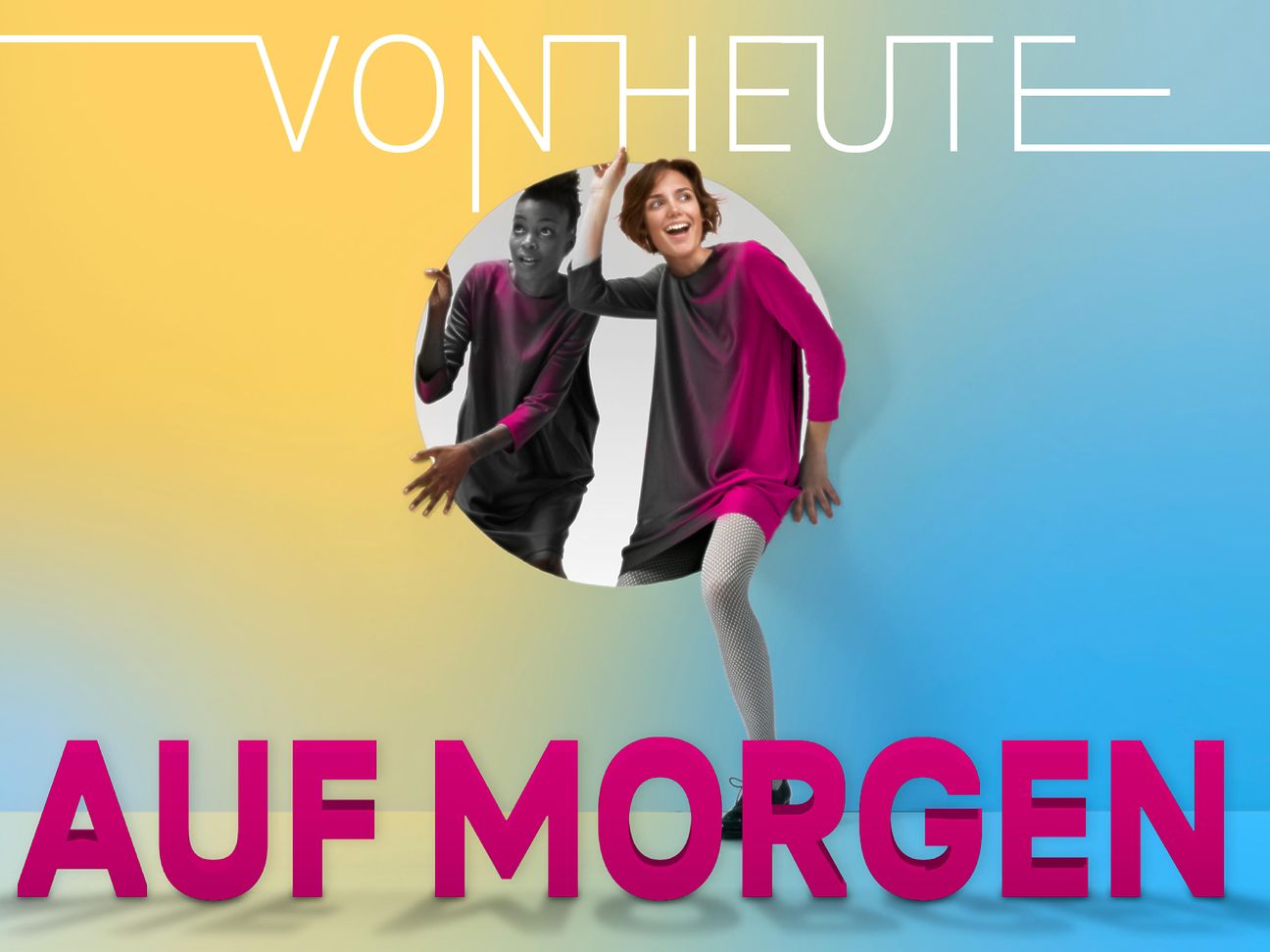 Zwei Frauen steigen durch einen Kreis.