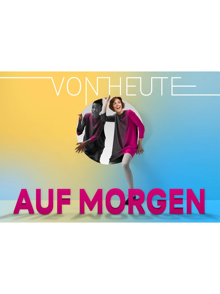 Zwei Frauen steigen durch einen Kreis.