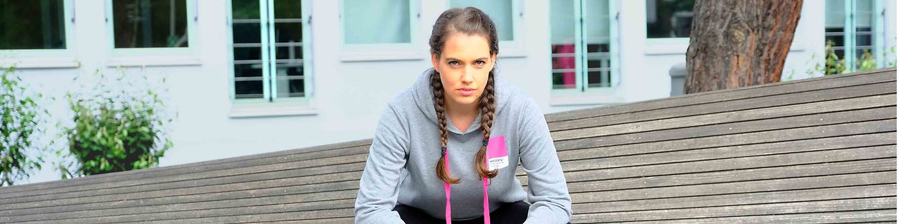 Annemarie Fenselau sitzt auf einer Bank