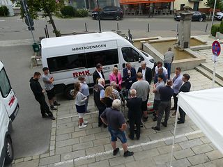 Die kleine Demonstration zum Thema Glasfaser spleißen findet interessierte Zuschauer.