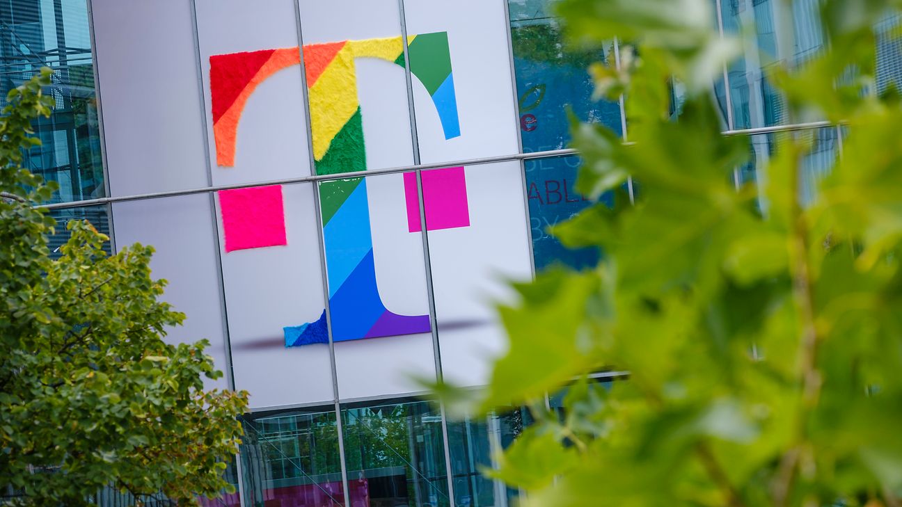 Telekom Logo in Regenbogenfarben an der Fassade eines Büro-Gebäudes