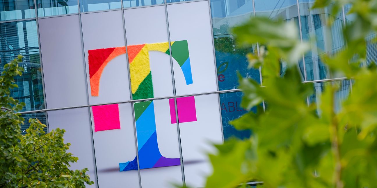 Telekom Logo in Regenbogenfarben an der Fassade eines Büro-Gebäudes