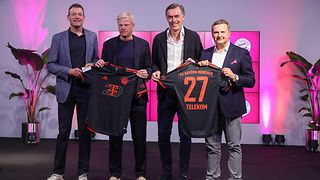 Andreas Jung und Oliver Kahn vom FC Bayern und Michael Hagspihl und Klaus Werner von der Telekom (v.l.)