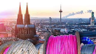 Glasfasertrommel vor Köln-Skyline
