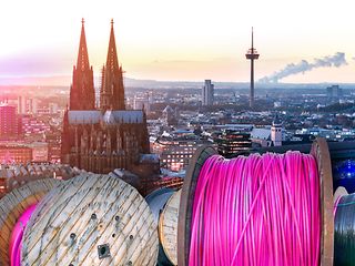 Glasfasertrommel vor Köln-Skyline