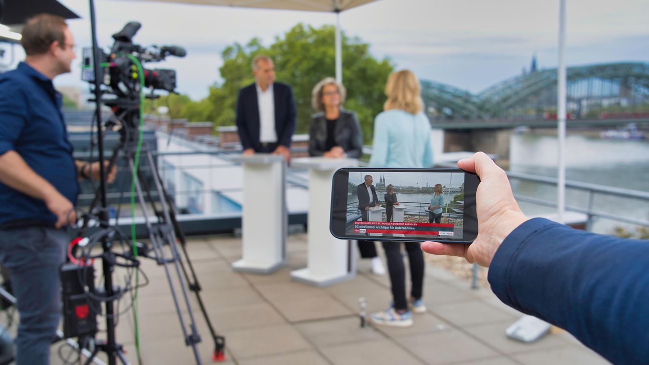 Live via 5G: Journalistin Frauke Holzmeier interviewt Claudia Nemat und Stephan Schmitter für ntv. 