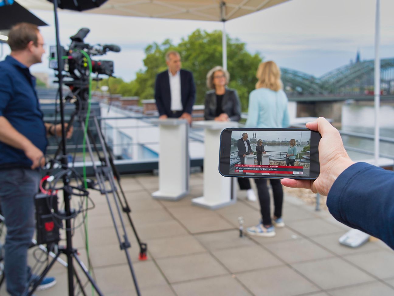 Live via 5G: Journalistin Frauke Holzmeier interviewt Claudia Nemat und Stephan Schmitter für ntv. 