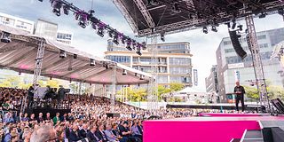 Vor vollen Rängen: Tim Höttges, Vorstandsvorsitzender Deutsche Telekom, bei seiner Keynote.