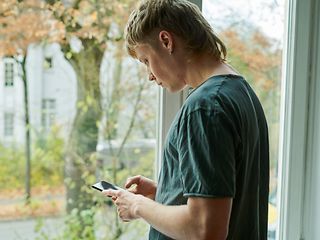 Person schaut auf Smartphone