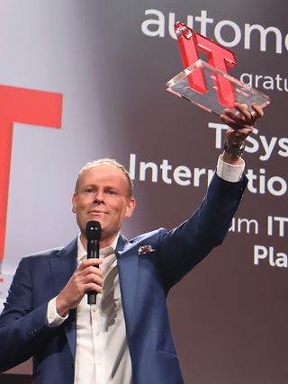 Christian Hort mit dem IT Award der AutomotiveIT.