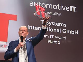 Christian Hort with the IT Award from AutomotiveIT.
