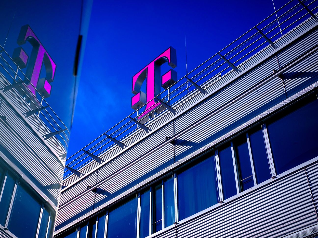 Deutsche Telekom Logo auf dem Dach der Konzernzentrale.