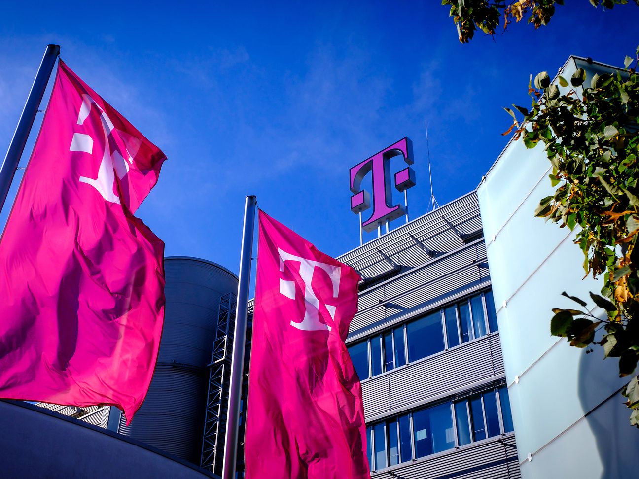 Deutsche Telekom Logo auf dem Dach der Konzernzentrale.