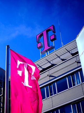 Deutsche Telekom Logo auf dem Dach der Konzernzentrale.