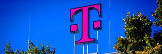 Deutsche Telekom Logo auf dem Dach der Konzernzentrale.