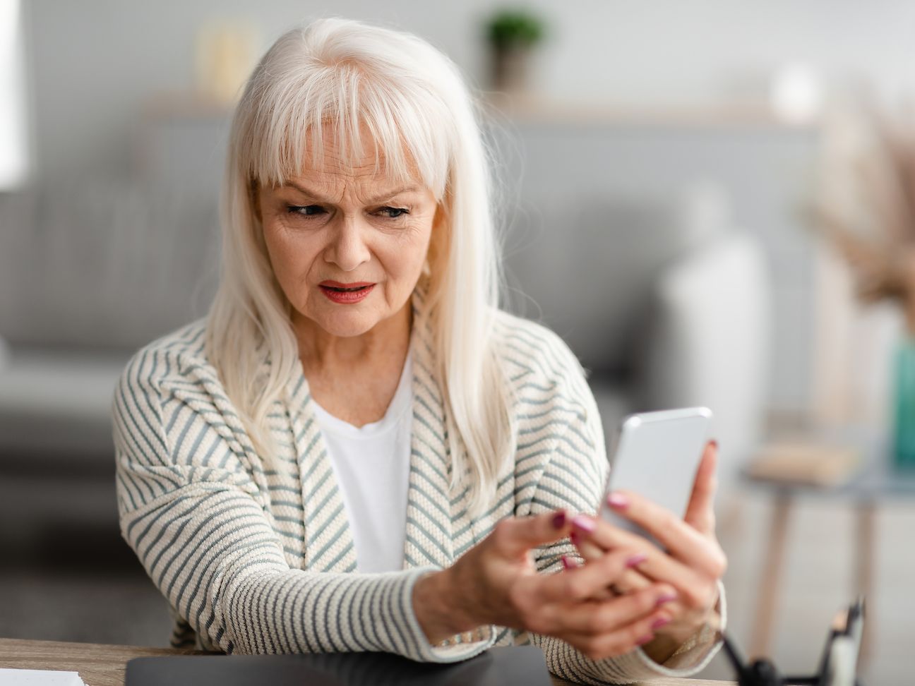 Person schaut auf das Smartphone.
