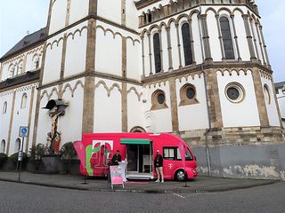 Der Truck steht vor der St. Severus Kirche in Boppard