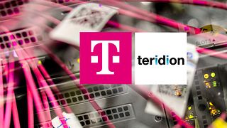 Firmenlogos von Telekom und Teridion vor Datenkabeln. 