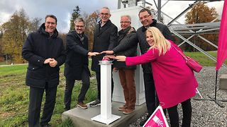 Vertreter von Telekom, Landkreis, Kommune und Gigabit Region Stuttgart drücken den symbolischen Startknopf.