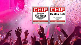 Testsiegel von Chip für Bestes Netz und Bestes 5G-Netz schweben über jubelnder Menschenmenge.