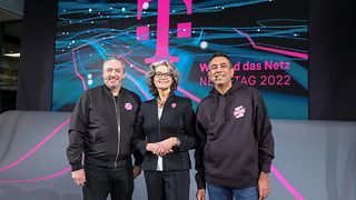 (v. l.) Walter Goldenits, Claudia Nemat, Srini Gopalan auf dem Netzetag 2022.
