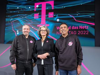 (v. l.) Walter Goldenits, Claudia Nemat, Srini Gopalan auf dem Netzetag 2022.