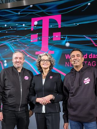 (v. l.) Walter Goldenits, Claudia Nemat, Srini Gopalan auf dem Netzetag 2022.