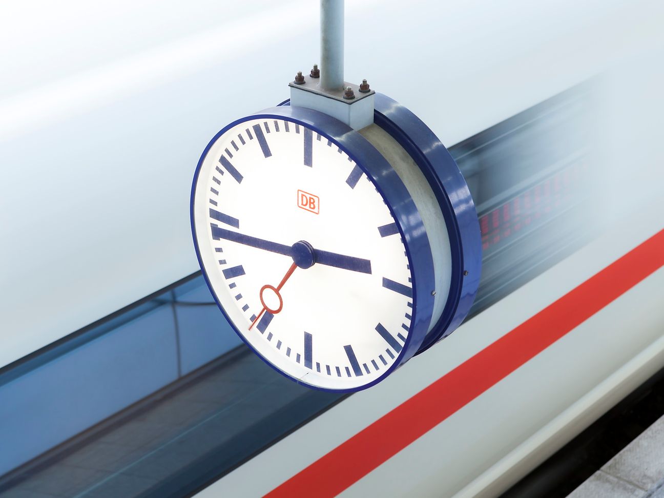 Symbolbild Bahnhofsuhr