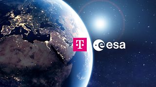 Logos der Deutschen Telekom und ESA vor der Erdkugel im Weltall.