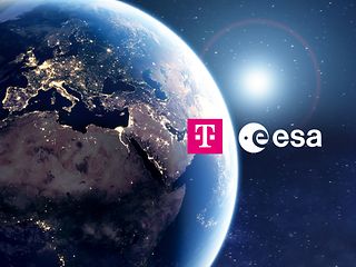 Logos der Deutschen Telekom und ESA vor der Erdkugel im Weltall.