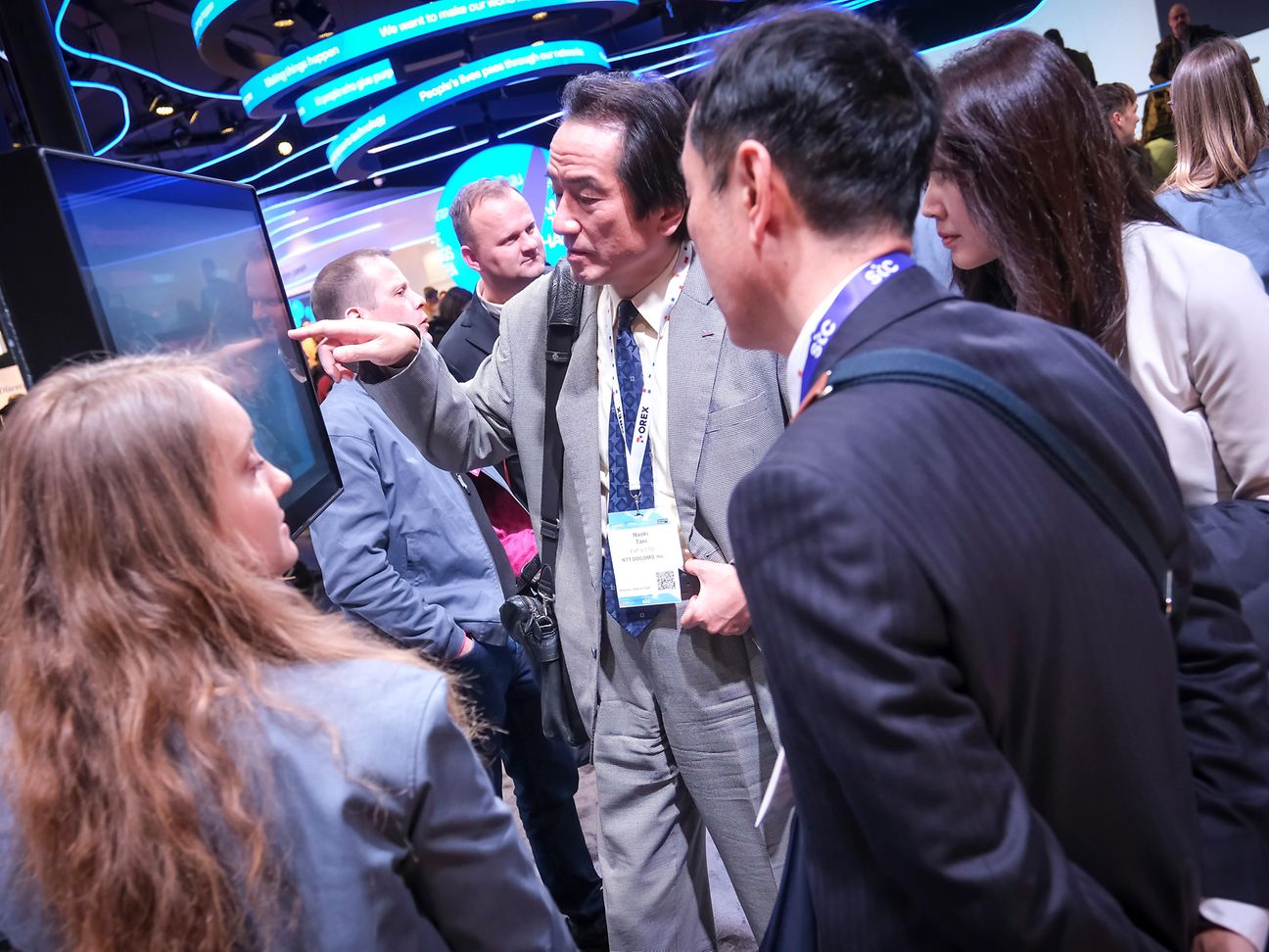 MWC Barcelona 2023 (© DTAG) People at an exhibit.